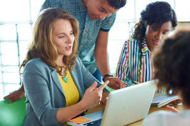 Le succès d’une publicité LinkedIn Lyon repose largement sur la pertinence du ciblage. LinkedIn offre des options avancées : localisation