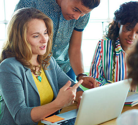 Le succès d’une publicité LinkedIn Lyon repose largement sur la pertinence du ciblage. LinkedIn offre des options avancées : localisation