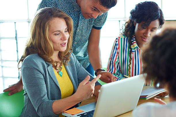 Le succès d’une publicité LinkedIn Lyon repose largement sur la pertinence du ciblage. LinkedIn offre des options avancées : localisation