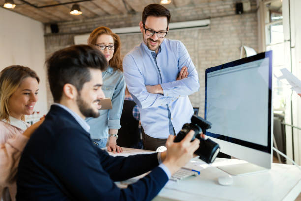 Mettre en place une publicité LinkedIn Lyon efficace ne s’improvise pas. En effet, LinkedIn est une plateforme B2B exigeante