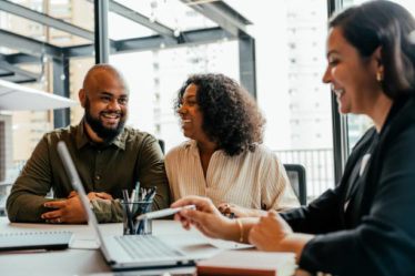 Une boutique woocommerce Paris performante repose avant tout sur une base technique solide. En effet, la vitesse de chargement