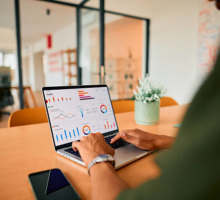 Le branding entreprise Lyon représente l’ensemble de l’identité stratégique d’une société : valeurs, positionnement, ton de